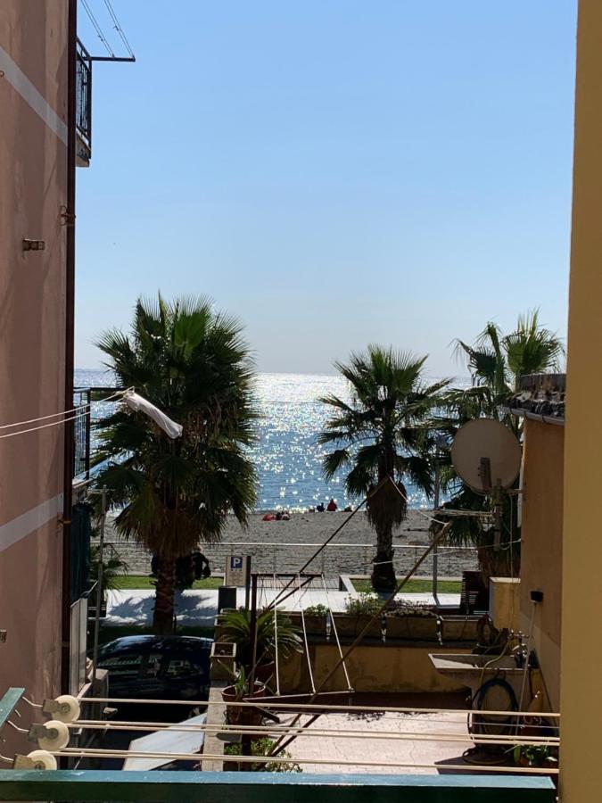 דירות ואראצה Casa Erika Fronte Mare מראה חיצוני תמונה